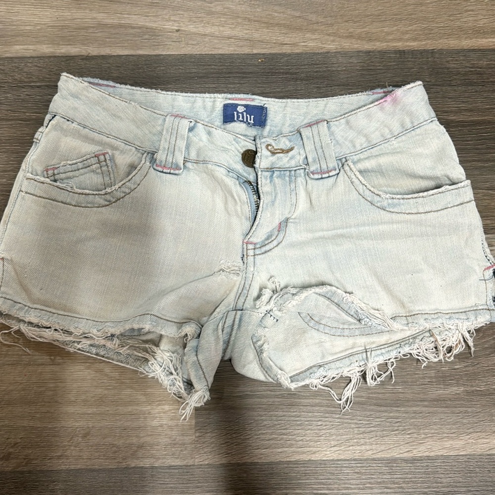lulu jean shorts size 0 used like new, 4 pockets 2 in front 2 in back.
